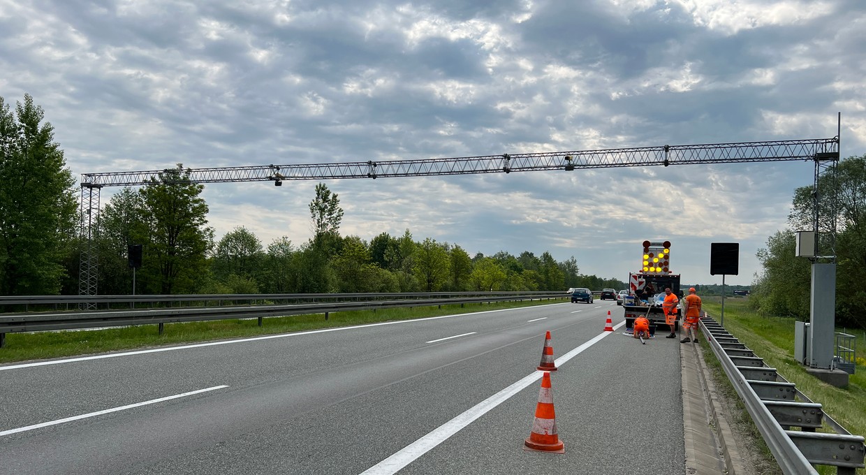 Odcinkowe pomiary prędkości pojawią się na drodze S11 i autostradzie A2. Wiemy, kiedy staną urządzenia