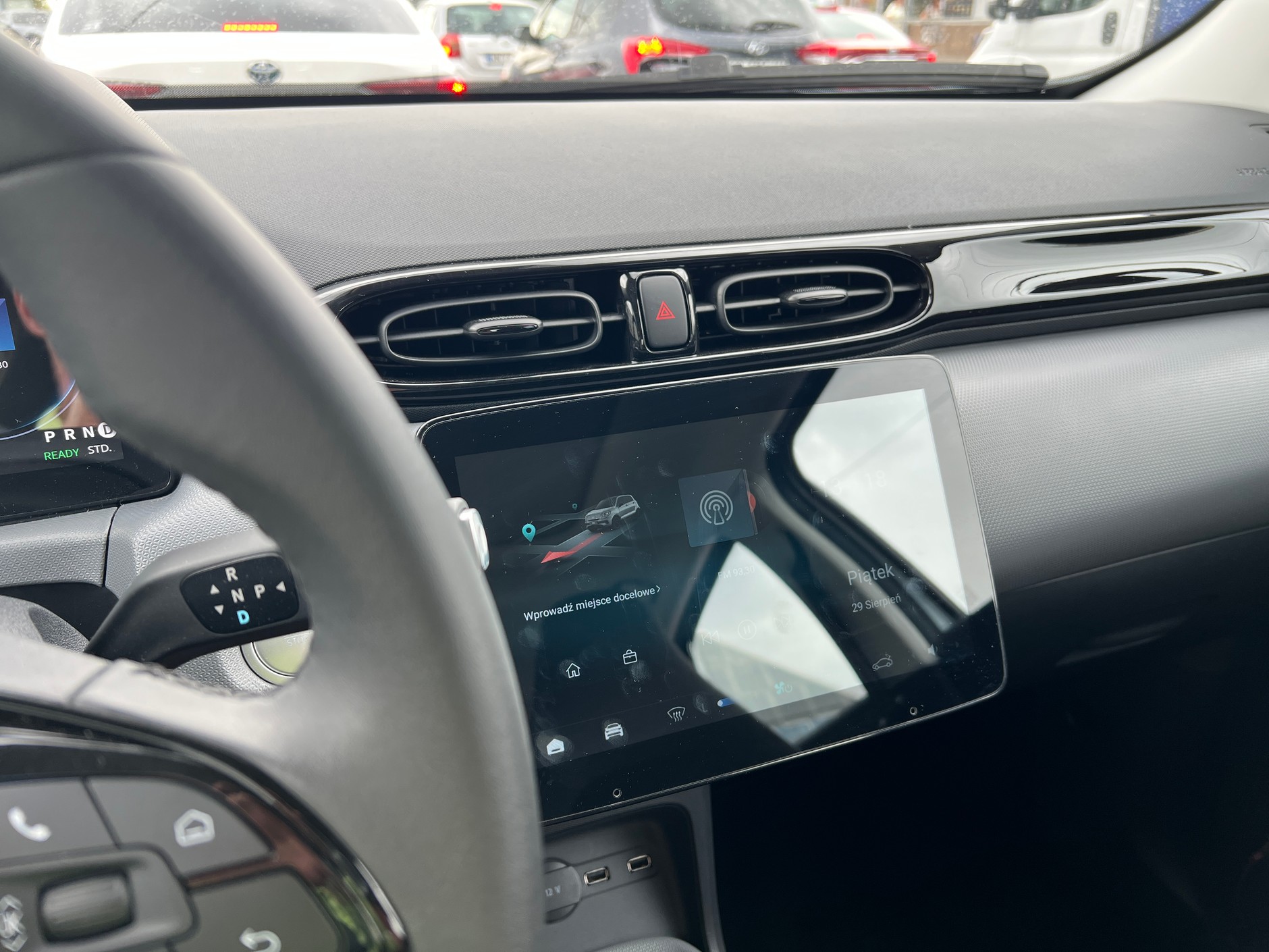 Centralny wyświetlacz czasami okazuje się mało przydatny, chyba że w roli lustra