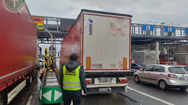 Nielegalni migranci w naczepie ciężarówki