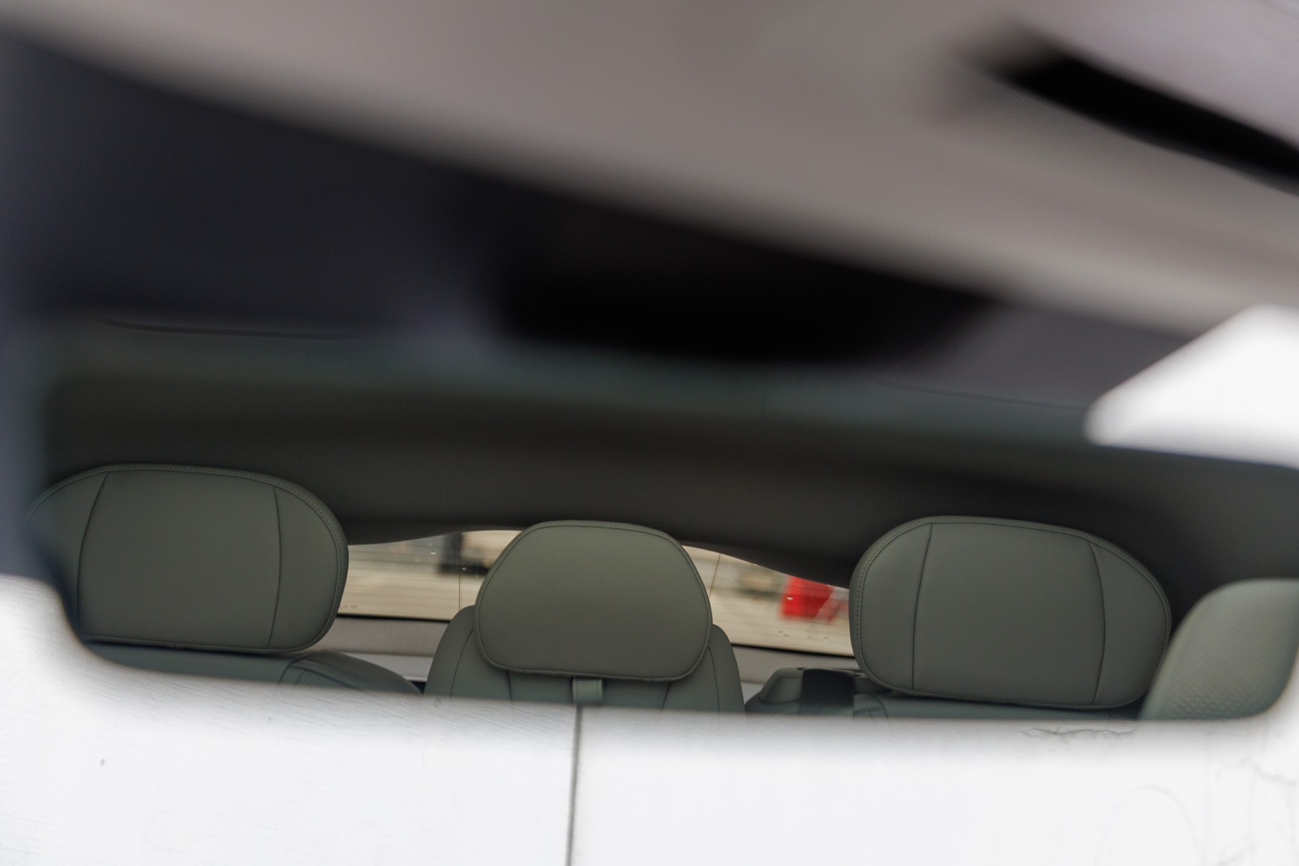 Widoczność we wstecznym lusterku w Volvo ES90 jest fatalna. Tak naprawdę mogłoby ono nie istnieć