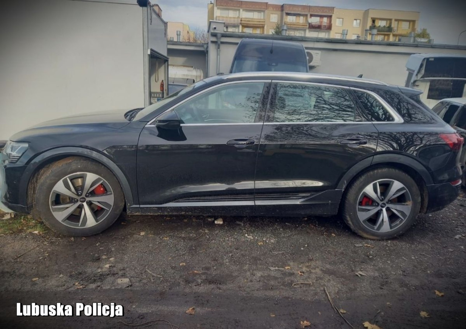 Audi Q8 e-tron znalezionie w lesie przez policję