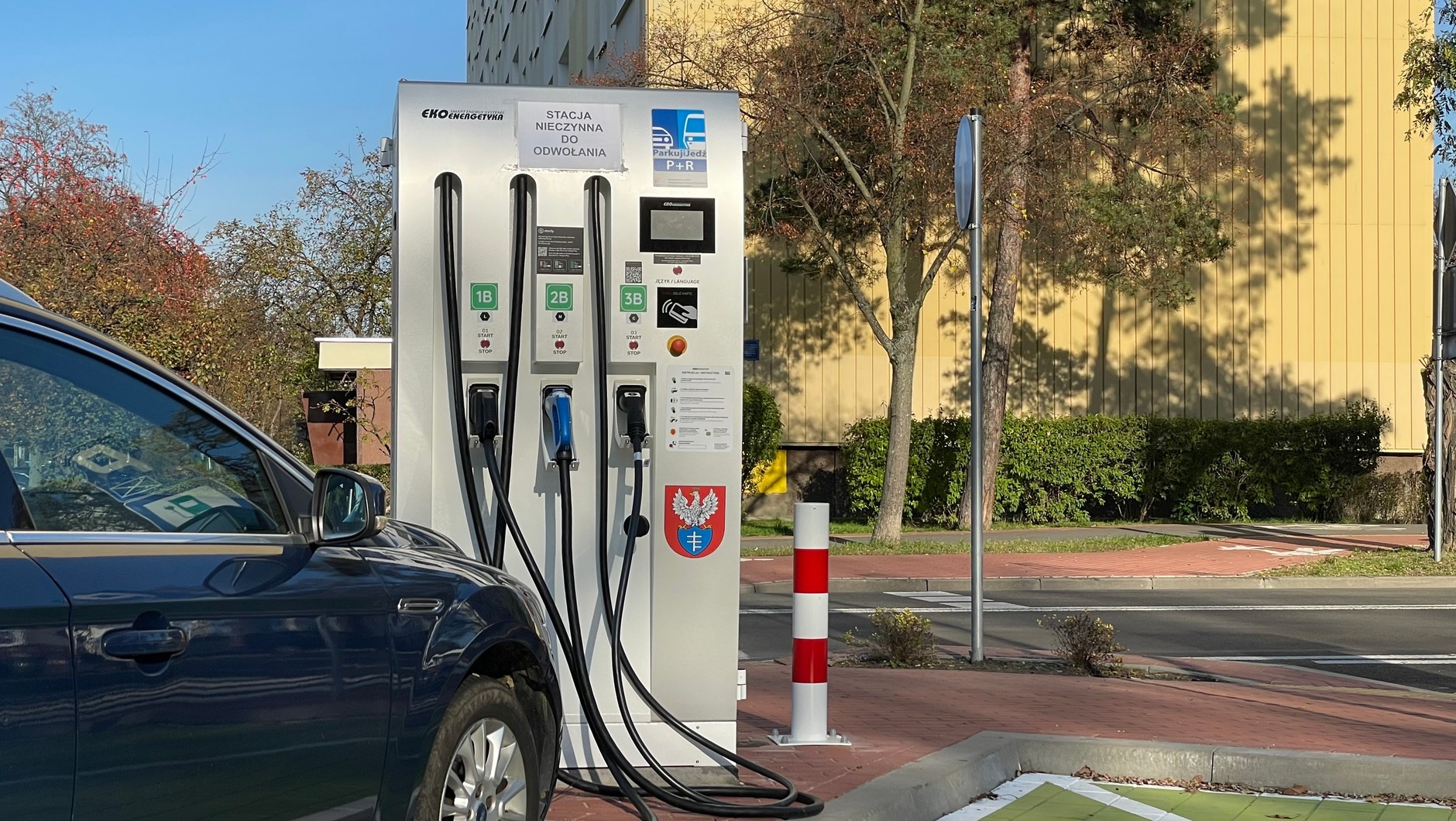 Nieczynna z powodu konieczności oszczędzania energii stacja ładowania samochodów elektrycznych w Legionowie