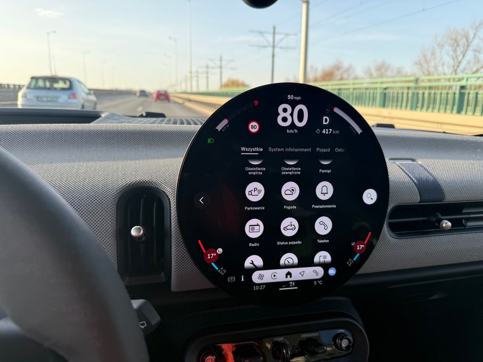 Mini Cooper S: w menu interfejsu użytkownika jest wiele aplikacji służących do korzystania z różnych funkcji pojazdu