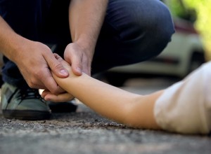Policjanci z Warszawy zauważyli auto na światłach awaryjnych. Na ulicy leżał mężczyzna