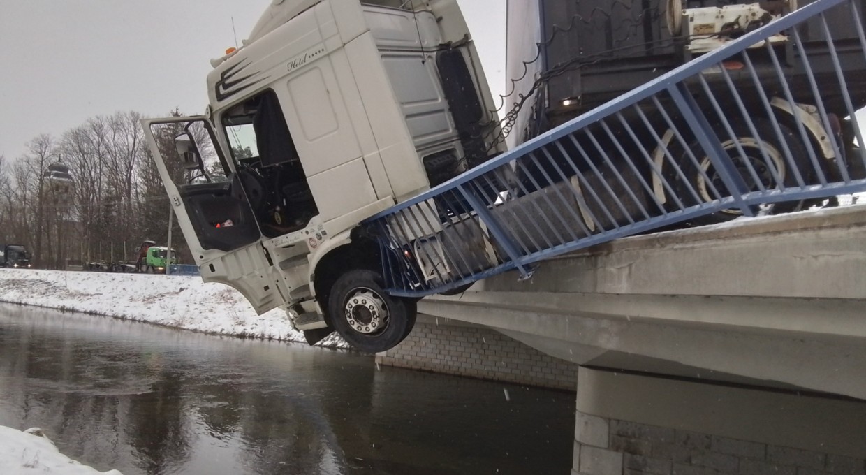 Kierowca tira przebił bariery i zawisł na moście [ZDJĘCIA]
