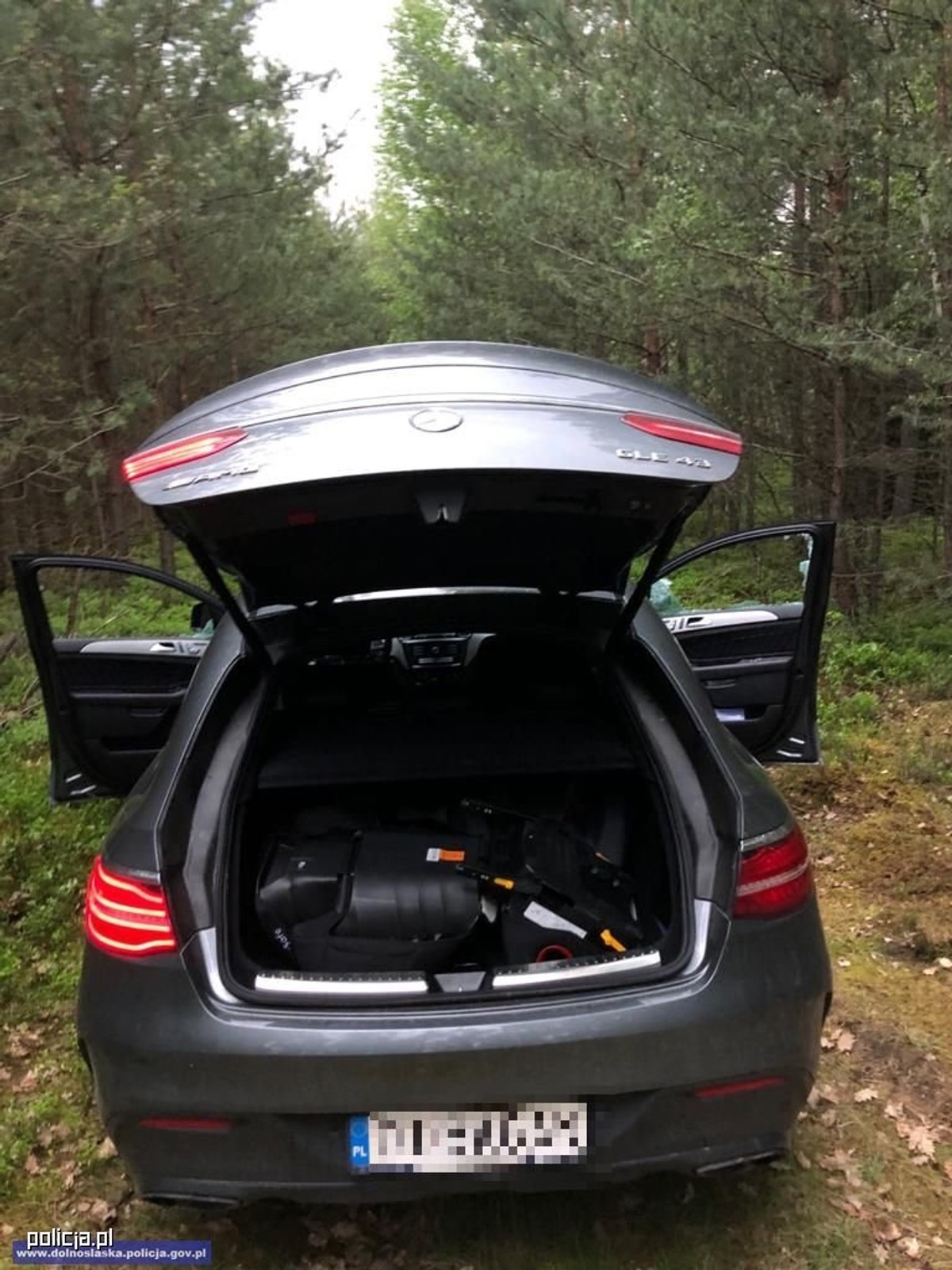 Policja odzyskała kilka aut, w tym Mercedesa o wartości 300 tys. złotych