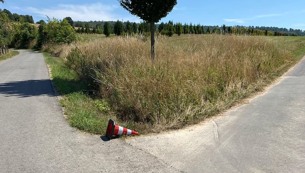 Zauważyłeś przewrócony pachołek przy drodze? To może być ważny znak