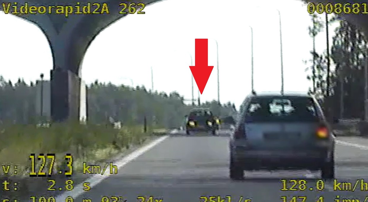 Jechał pod prąd na drodze S5. Prawie staranował radiowóz [Nagranie]