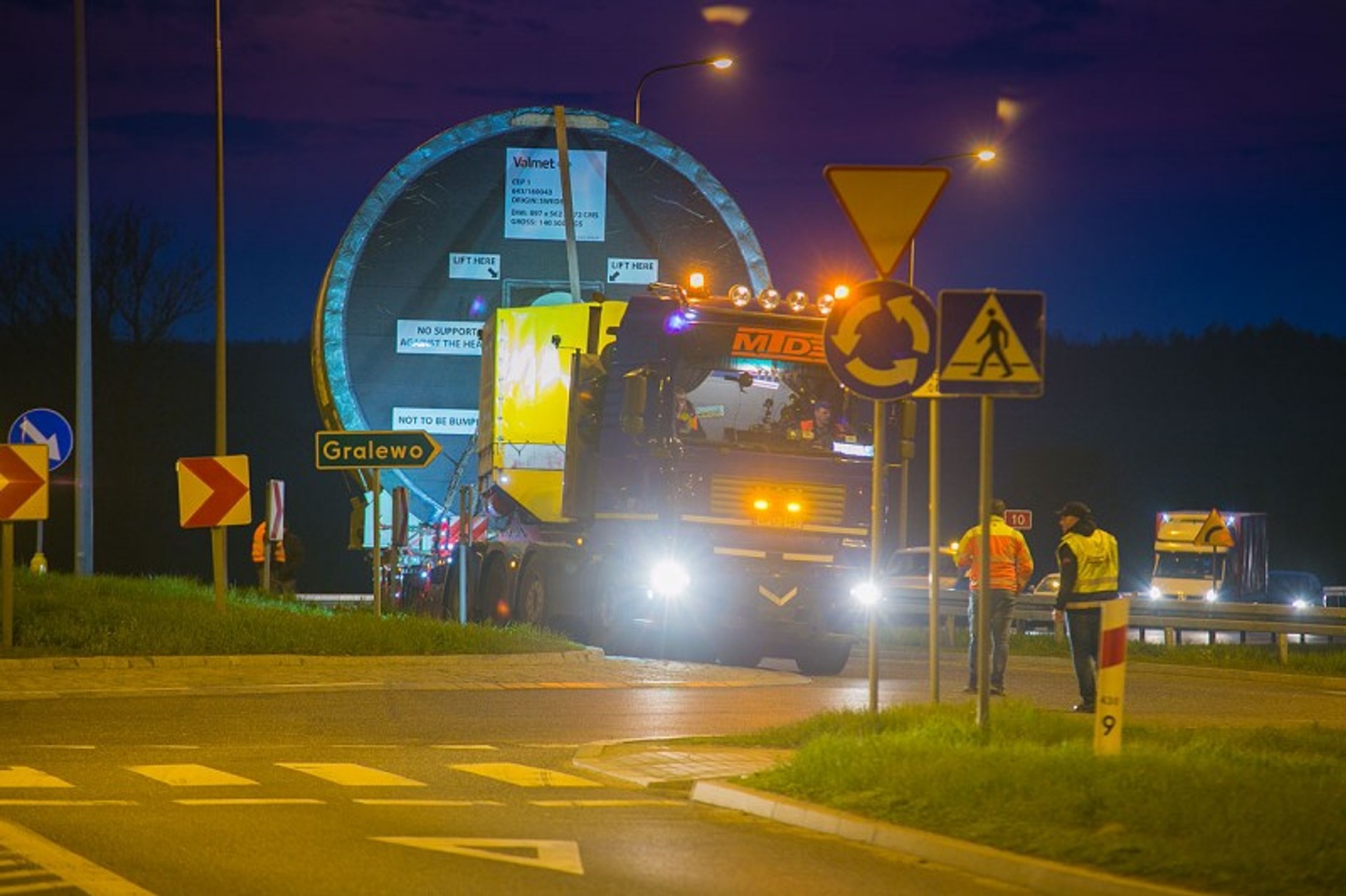 Giganci na drogach, czyli jakimi zasadami rządzą się przejazdy ponadgabarytowe
