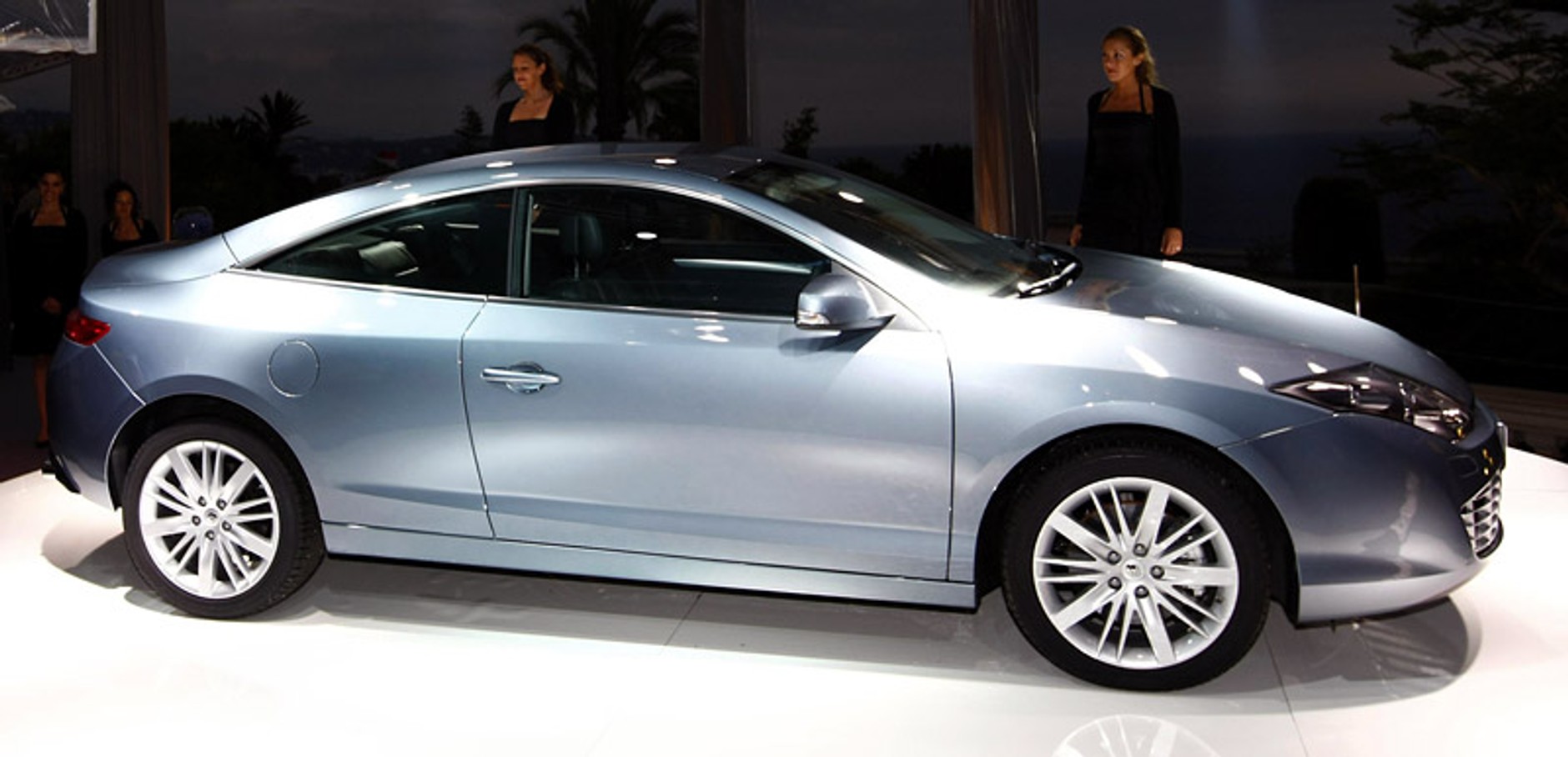 Paryż 2008: Renault Laguna Coupe w centrum zainteresowania