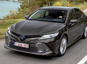 5 l/100 km w mieście w dużym rodzinnym aucie? To możliwe, ale dopiero od 165 000 zł. Toyota Camry – poradnik kupującego