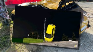 Wypadek Renault w Harmężach. Eksperci twierdzą, że kierowca walczył o życie swoje i pasażerów