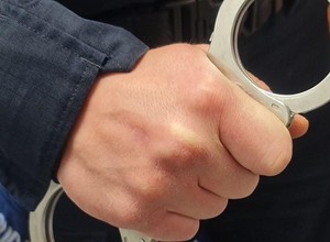Przechodził przez przejście z telefonem. Wpadł w ręce policji