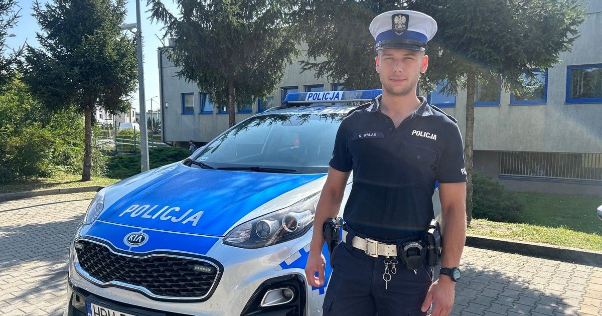 Policjant po służbie zauważył Audi w rowie. Poczuł znajomy zapach