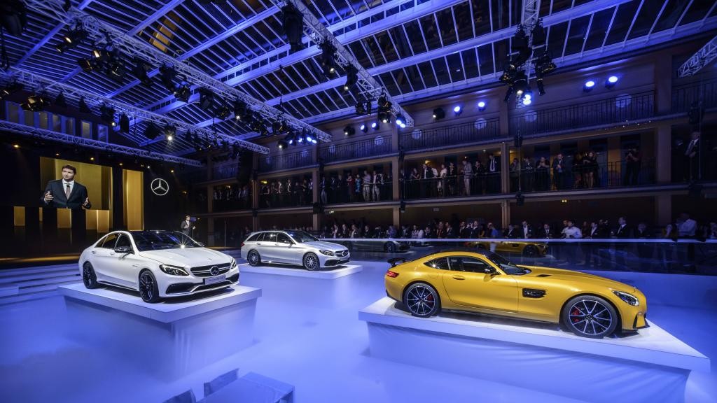 Mercedesy na salonie w Paryżu