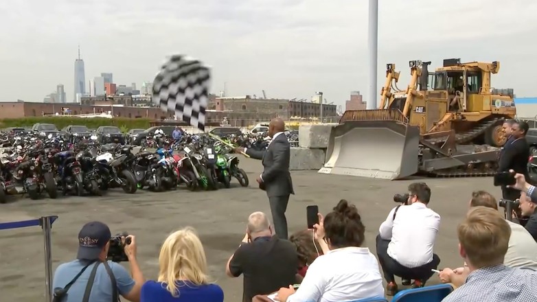 Burmistrz Nowego Jorku Eric Adams nakazał zniszczyć setkę skonfiskowanych motocykli i quadów