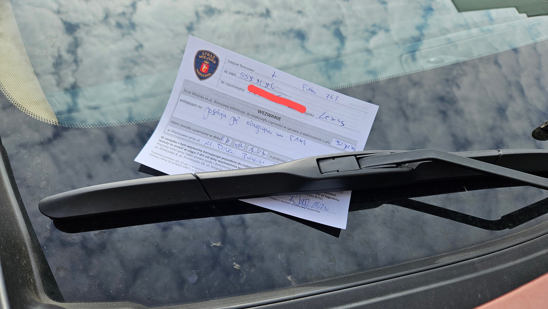 Za wycieraczką samochodu znajdziemy wezwanie, a nie mandat