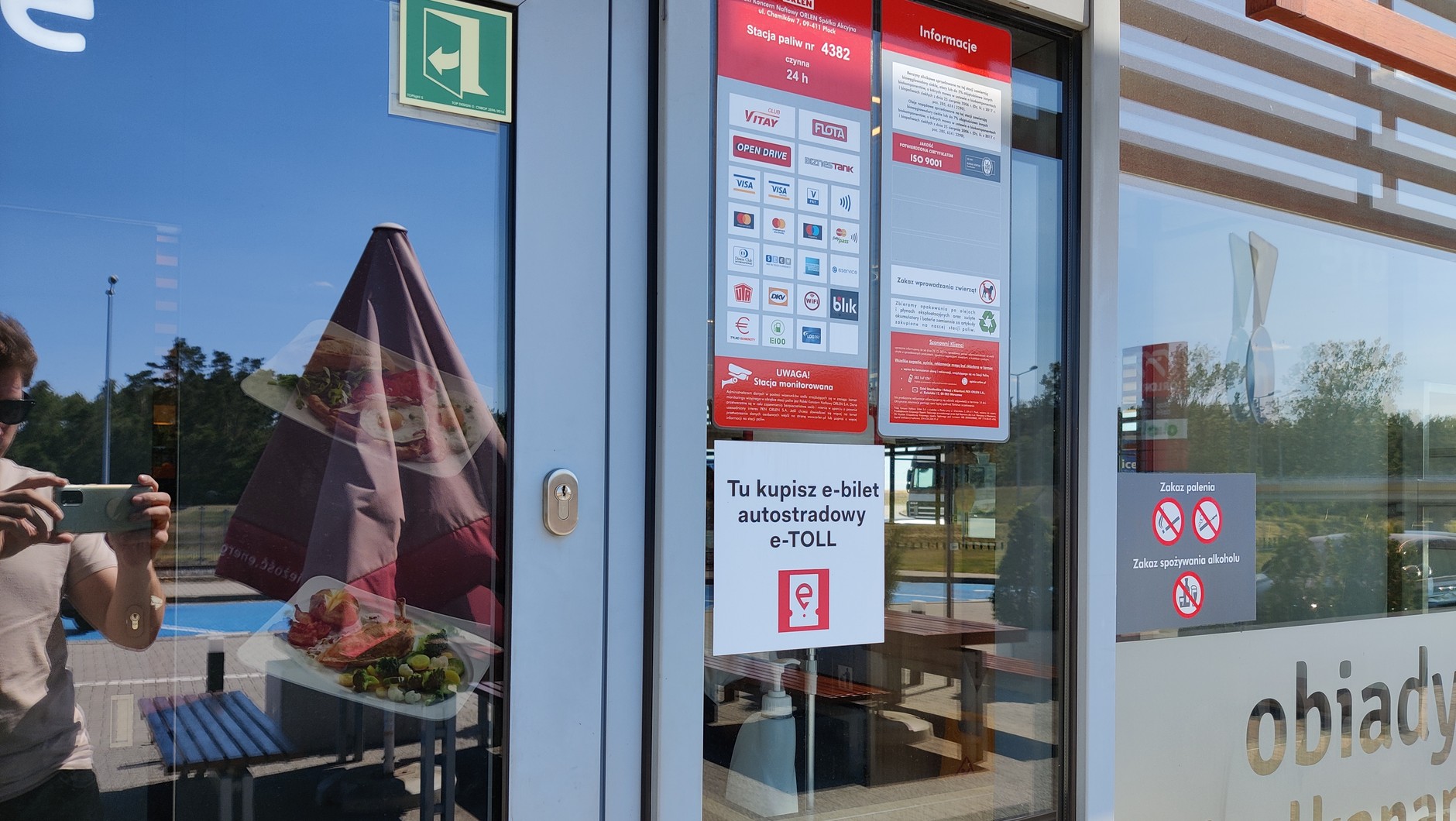 Opcja dla osób świadomych, ale wykluczonych cyfrowo – bilety systemu e-TOLL można kupić m.in. na wybranych stacjach paliw.
