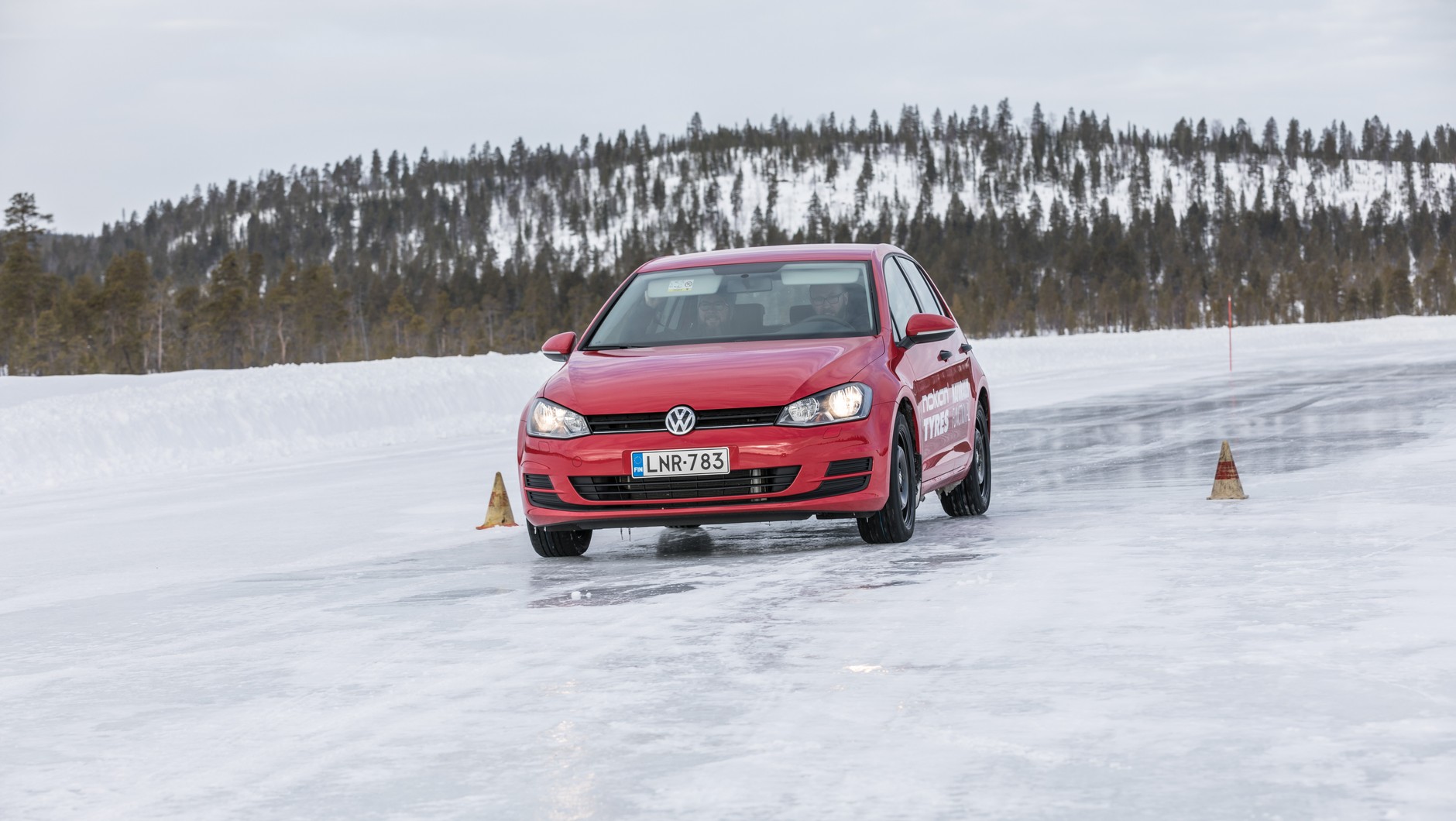 Czerwony Volkswagen Golf wyposażony w letnie ogumienie Nokian nie był w stanie ruszyć, ani zahamować