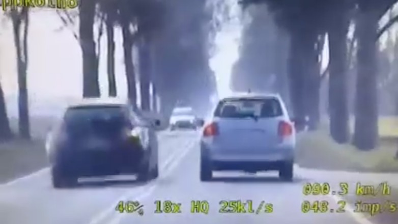 Kierowca Peugeota wyprzedzał na skrzyżowaniu i wymusił pierwszeństwo