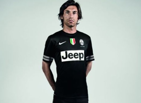 Logo Jeepa na koszulkach Juventusu