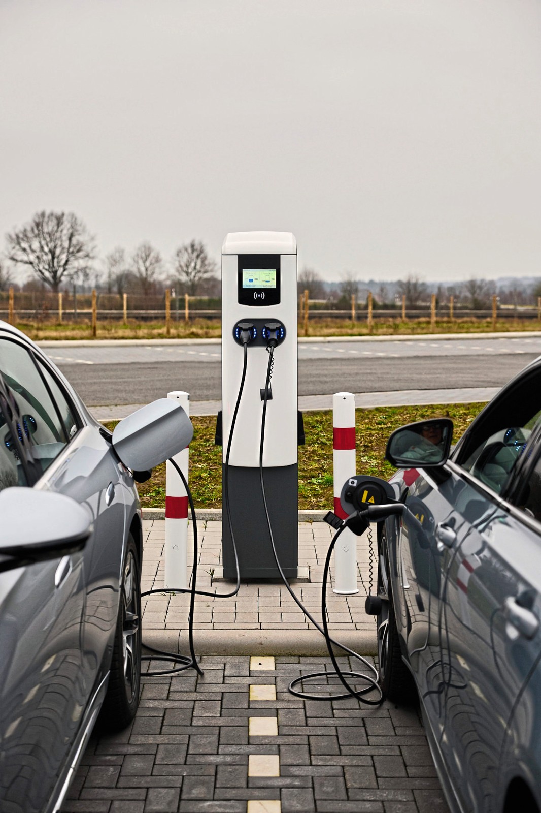 Mercedes E 400 e kontra Volvo S90 T8