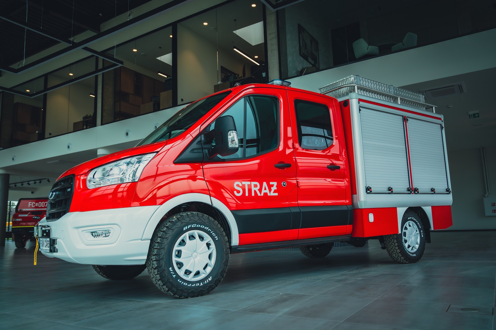 Ford Transit z podwójną kabiną i zabudową kontenerową dla Straży Pożarnej