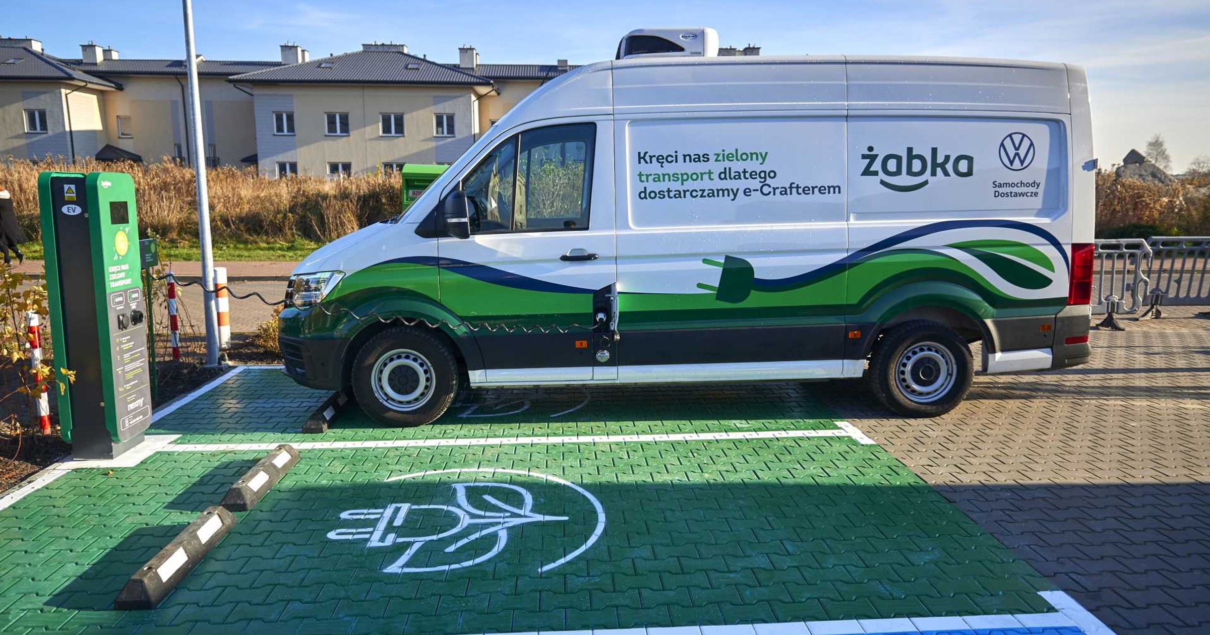 Ekologiczny sklep Żabka z ładowarką dla aut elektrycznych