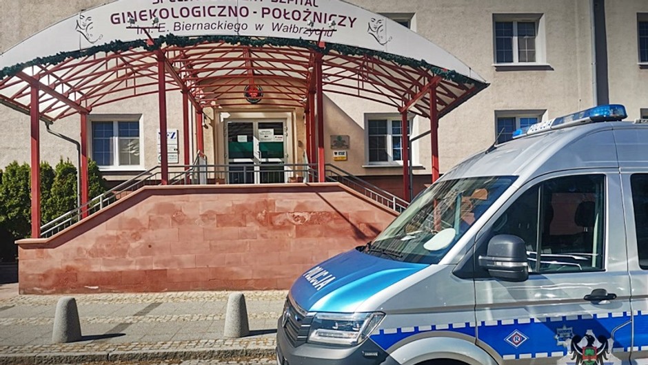 Obraz pochodzący z serwisu https://walbrzych.policja.gov.pl/dba/aktualnosci/bieza/120407,quotPomagamy-i-chronimyquot-podziekowania-dla-walbrzyskich-policjantow-ruchu-dro.html