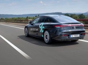 Mercedesy z turkusowymi światłami w Niemczech — jest zgoda