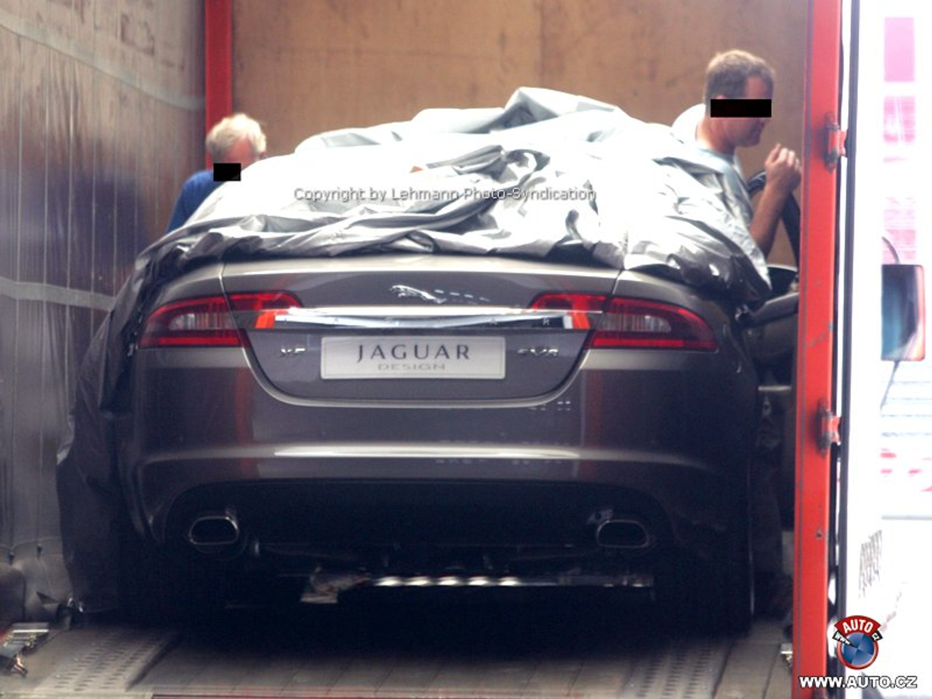 Zdjęcia szpiegowskie: Tył seryjnego Jaguara XF odkryty