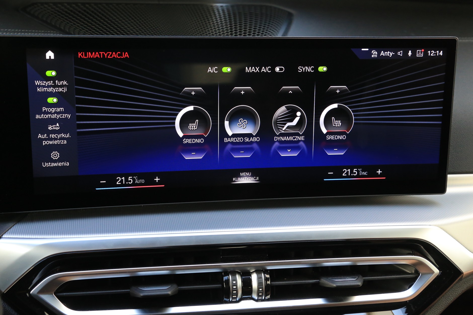Sterowanie klimatyzacją i nawiewem tylko przez ekran. Choć jest na nim stale podświetlony przycisk wywołujący menu klimy, to wolelibyśmy klasyczny analogowy panel.