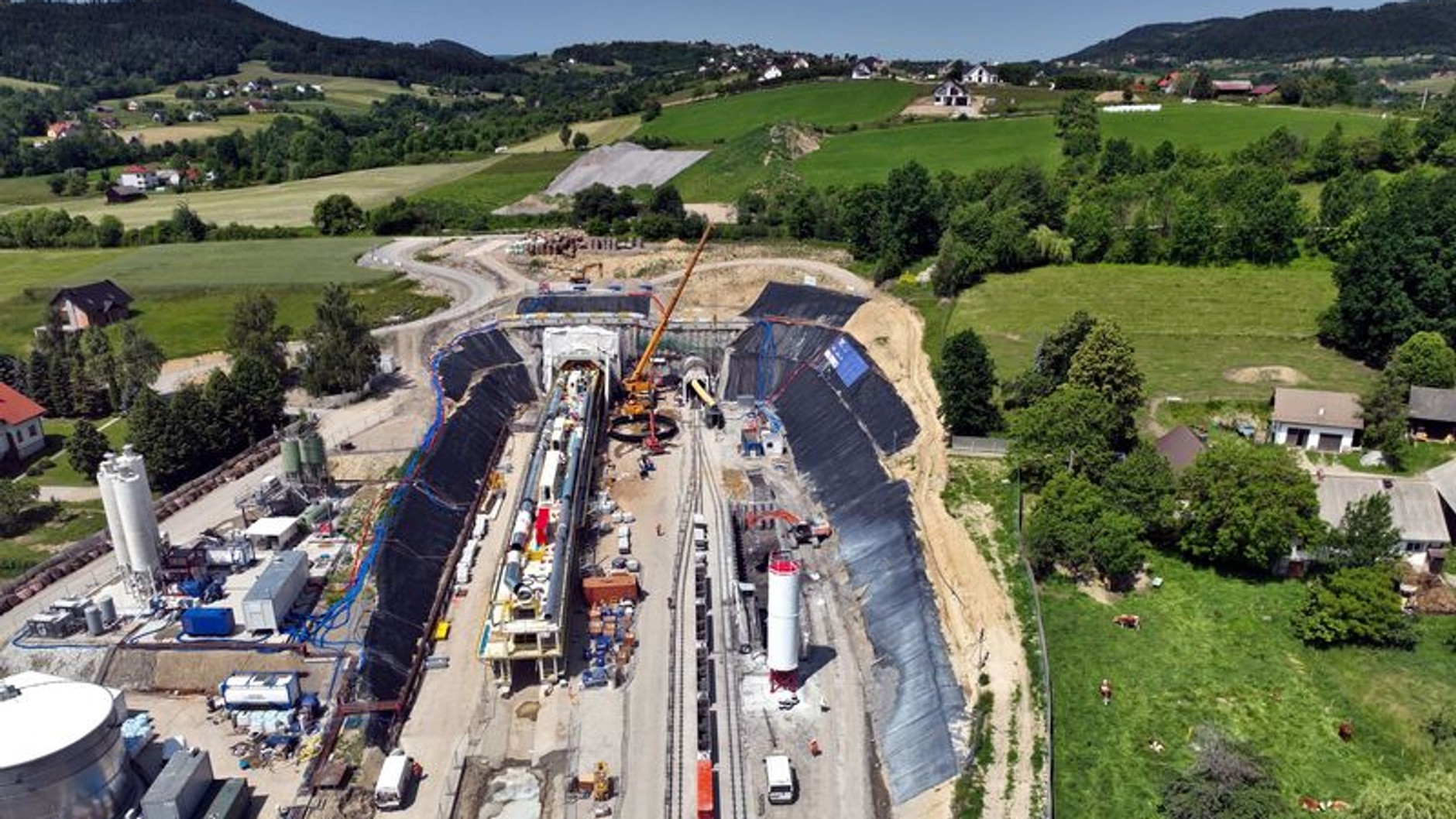 Tarcza TBM „Jadwiga” rozpoczęła budowę tunelu kolejowego pod Pisarzową