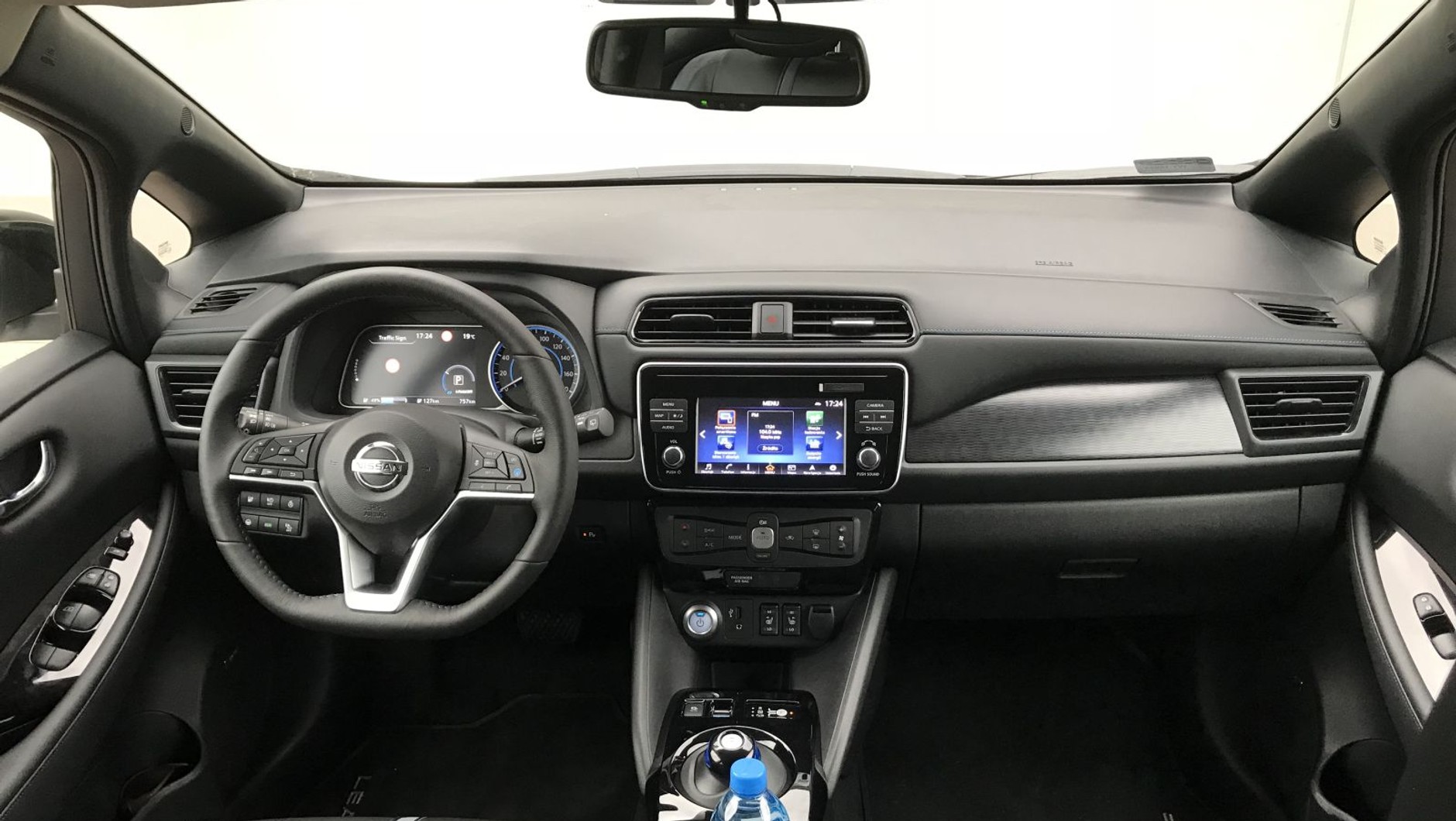 Nissan Leaf - na desce jest prawdziwy miks: miękkie tworzywa i tanie twarde platsiki