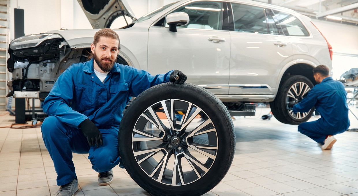 Ile kosztuje wymiana opon w 2025 roku? Masz mocne nowe auto, to słono zapłacisz
