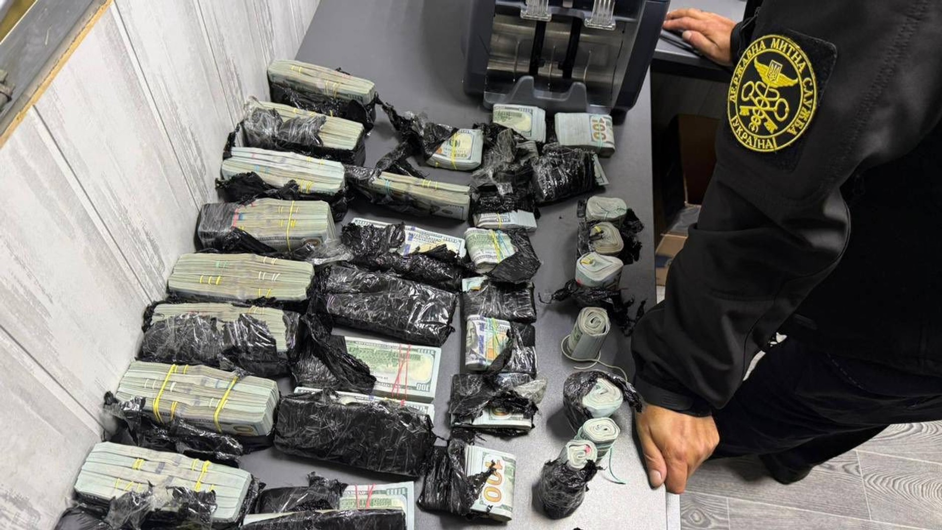 Pieniądze, dużo pieniędzy – celnicy znaleźli w Mercedesie prawie milion dolarów