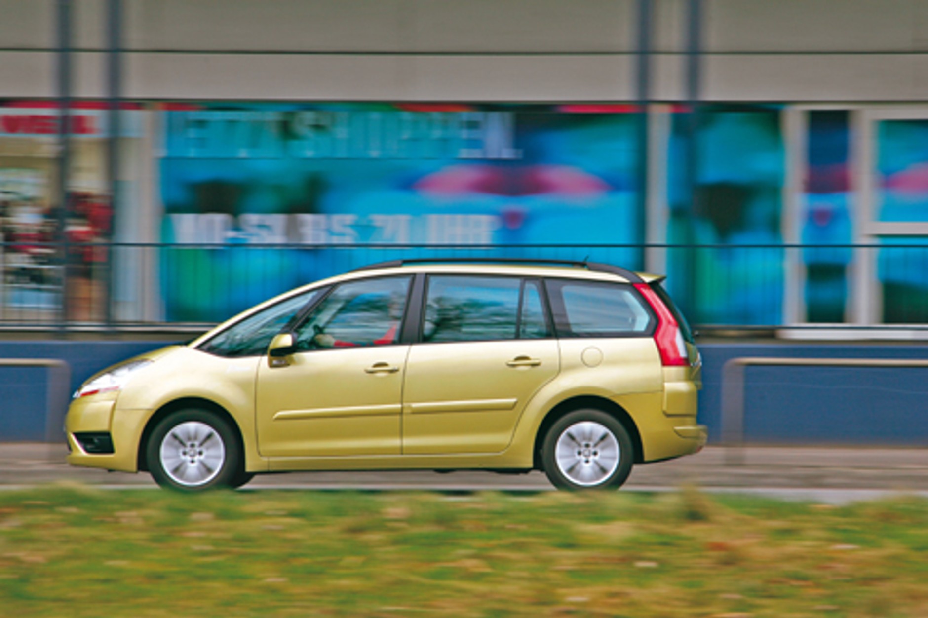 Cztery minivany z silnikami diesla