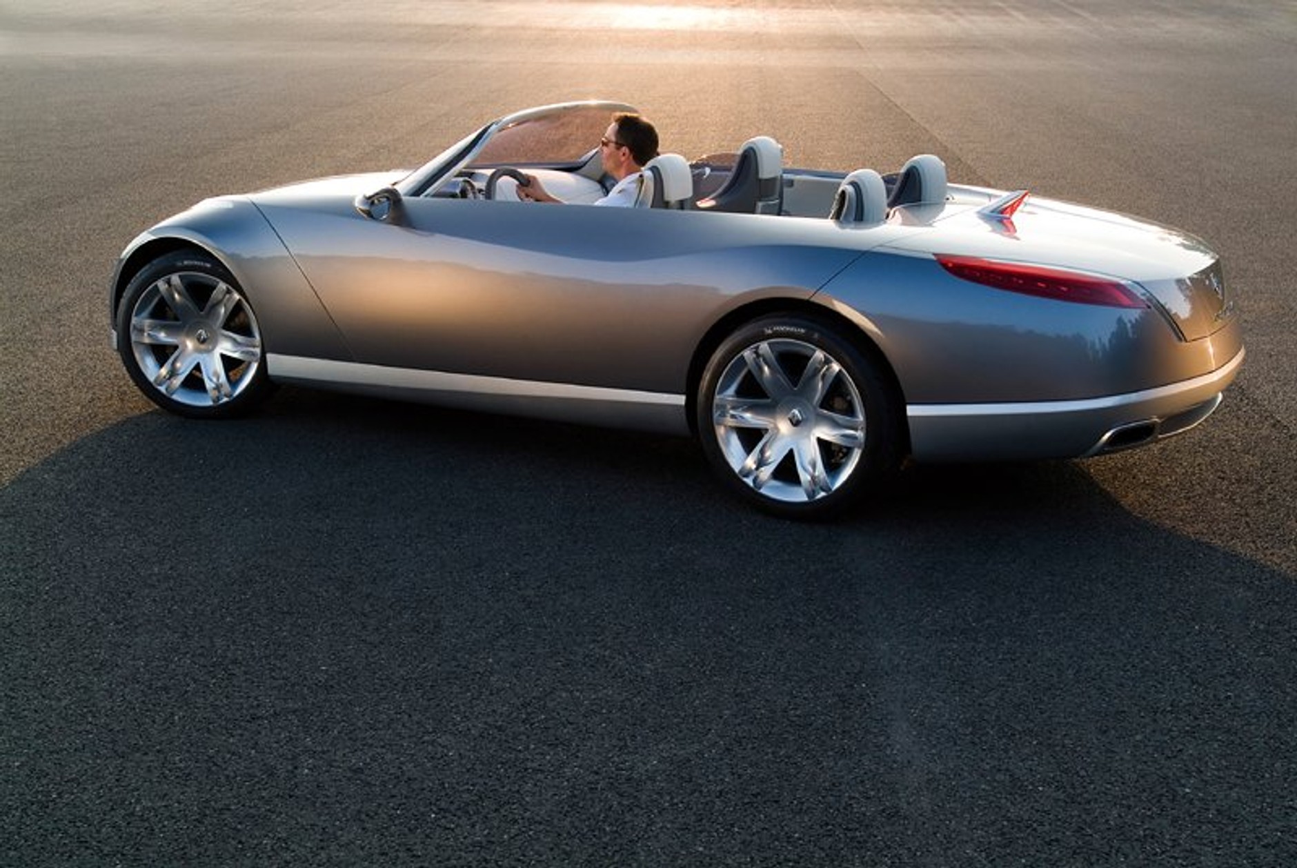 Renault Nepta: pięciometrowy kabriolet dla czterech osób