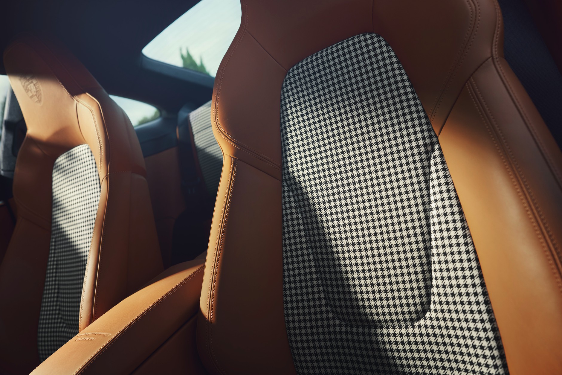 Tapicerka Porsche 911 Sport Classic ma wzór w pepitę, stosowaną w 911 już w 1965 r.