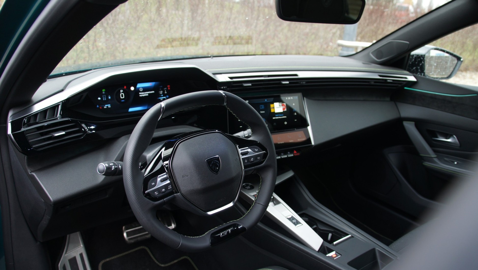 Pozycja za kierownicą Peugeota 308 jest nietypowa przez nisko umieszczoną kolumnę kierowniczą