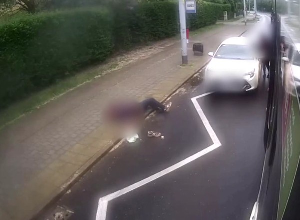 Potrąciła pieszego wysiadającego z tramwaju. Nie miał szans na reakcję [Wideo]