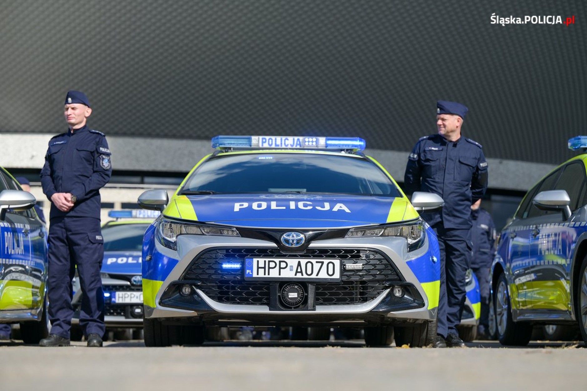 Policjanci ze Śląska dostali nowe radiowozy. Są hybrydowe