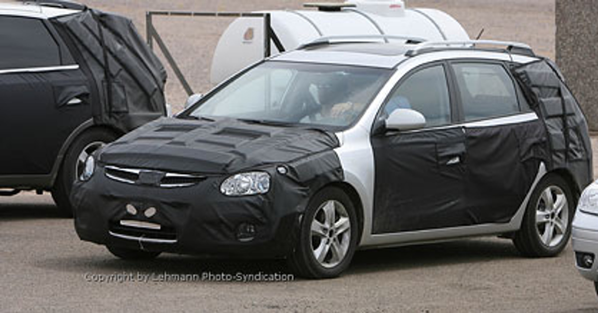 Zdjęcia szpiegowskie: nowe małe MPV Hyundai