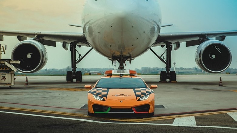 Lamborghini Huracan z lotniska w Bolonii