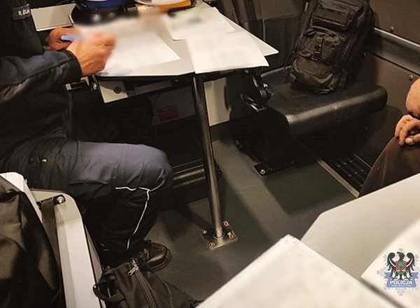 Samochód stał na środku drogi. Na miejsce pojechali policjanci i karetka