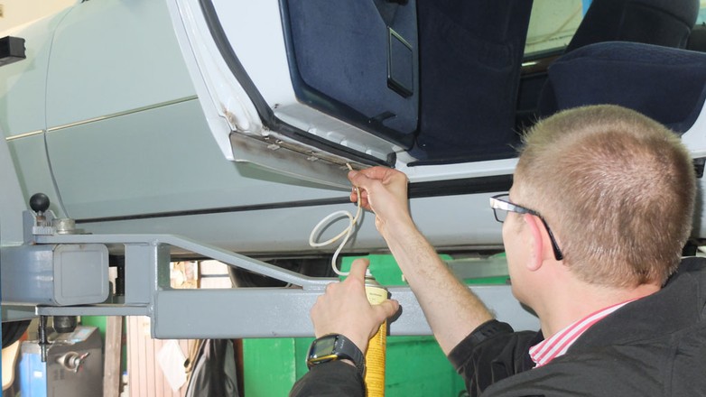 Jak i czym walczyć z rdzą? Pokazujemy jak samodzielnie zrobić zabezpieczenia antykorozyjne nadwozia