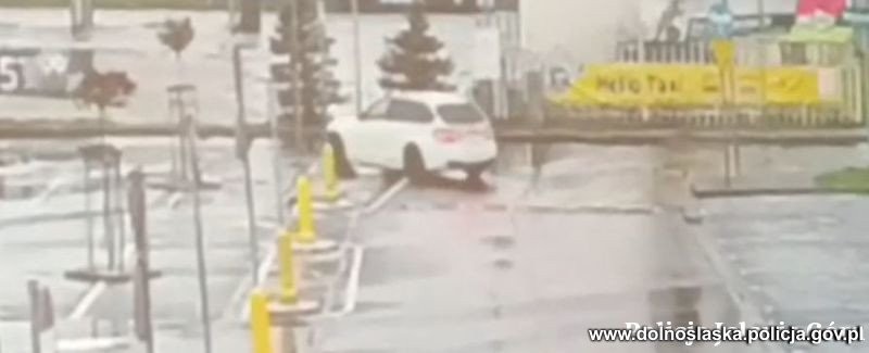 BMW driftujące po parkingu