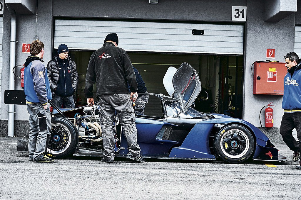 Praga R1 w starciu z Audi R8: diabeł jeździ sobie Pragą