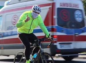 Policjant jechał bez snu, by zebrać pieniądze dla chorej nastolatki. Zderzył się z ciężarówką