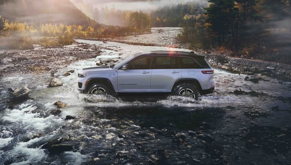Można już zamawiać nowego Jeepa Grand Cherokee 4xe Plug in Hybrid. Znamy polskie ceny